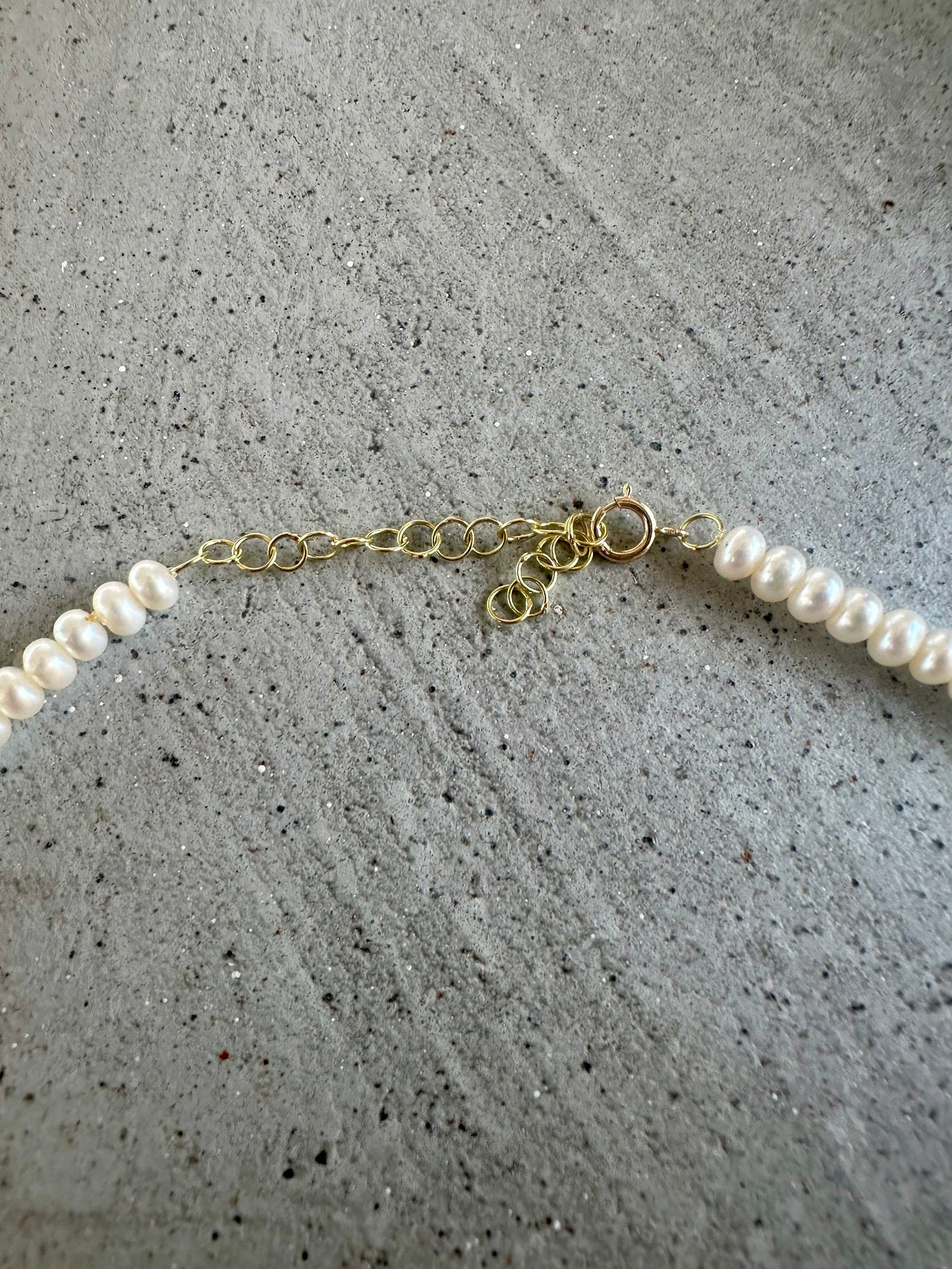 Gargantilla de perlas con cuentas de oro macizo de 18k y extensor de cadena | Joyería Ella Creaciones