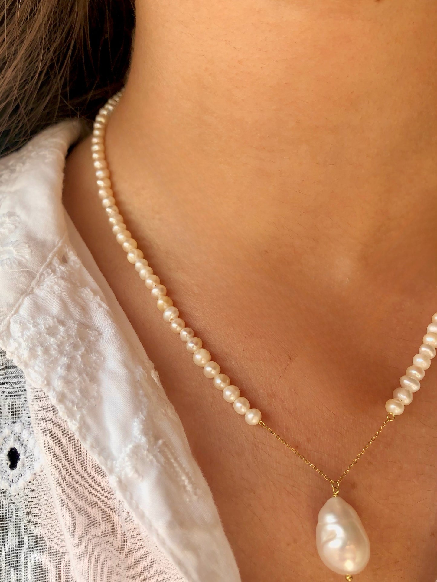 Collar de cuentas de perlas con fornituras de oro macizo de 18k y colgante barroco | Joyería Ella Creaciones