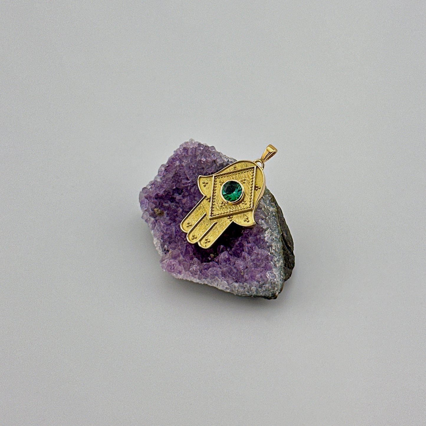 Colgante Hamsa con turmalina verde central | Colgante Hamsa Oro 18k