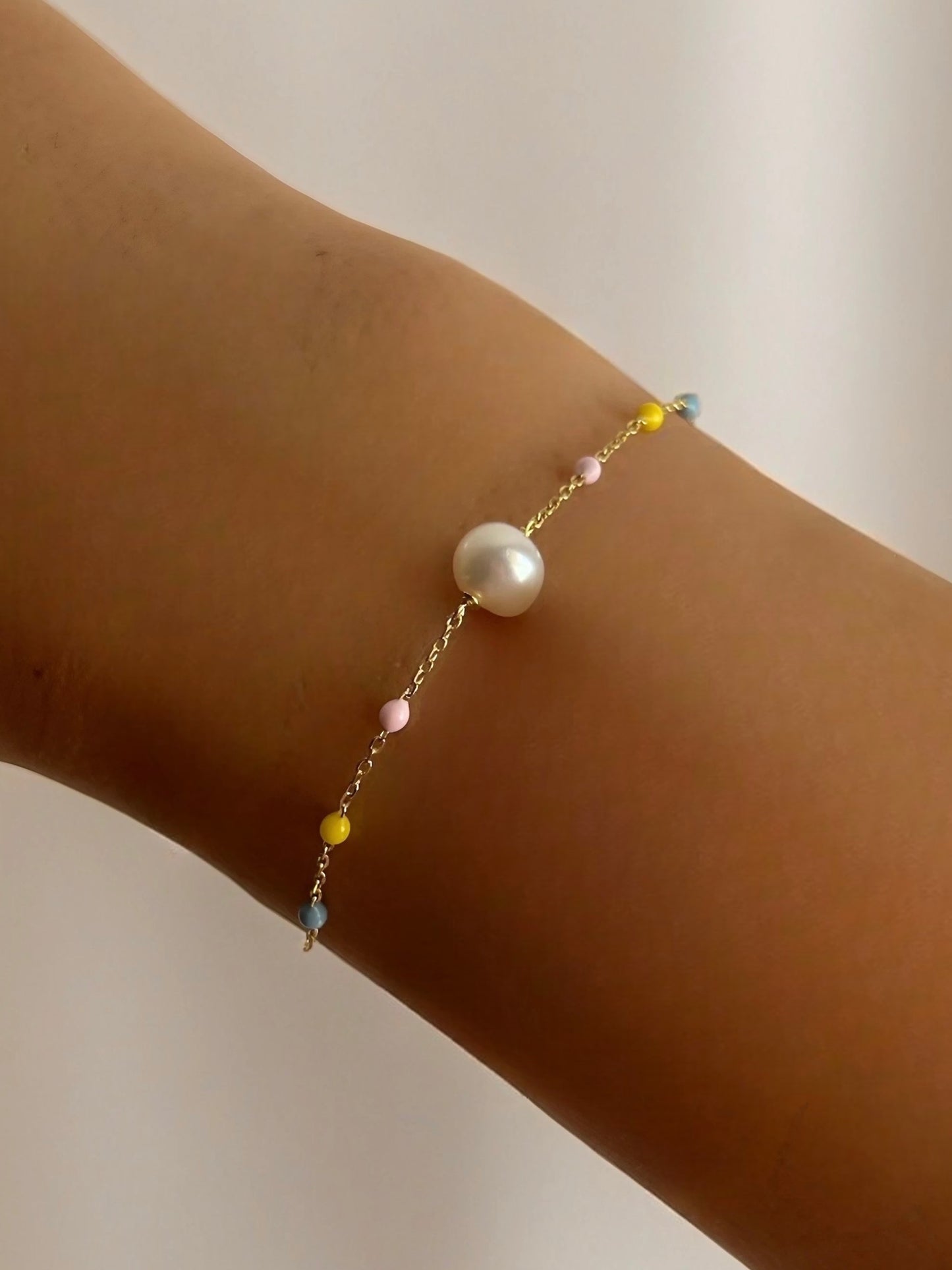 Pulsera de perlas de agua dulce con puntos de esmalte de colores | oro macizo de 18k