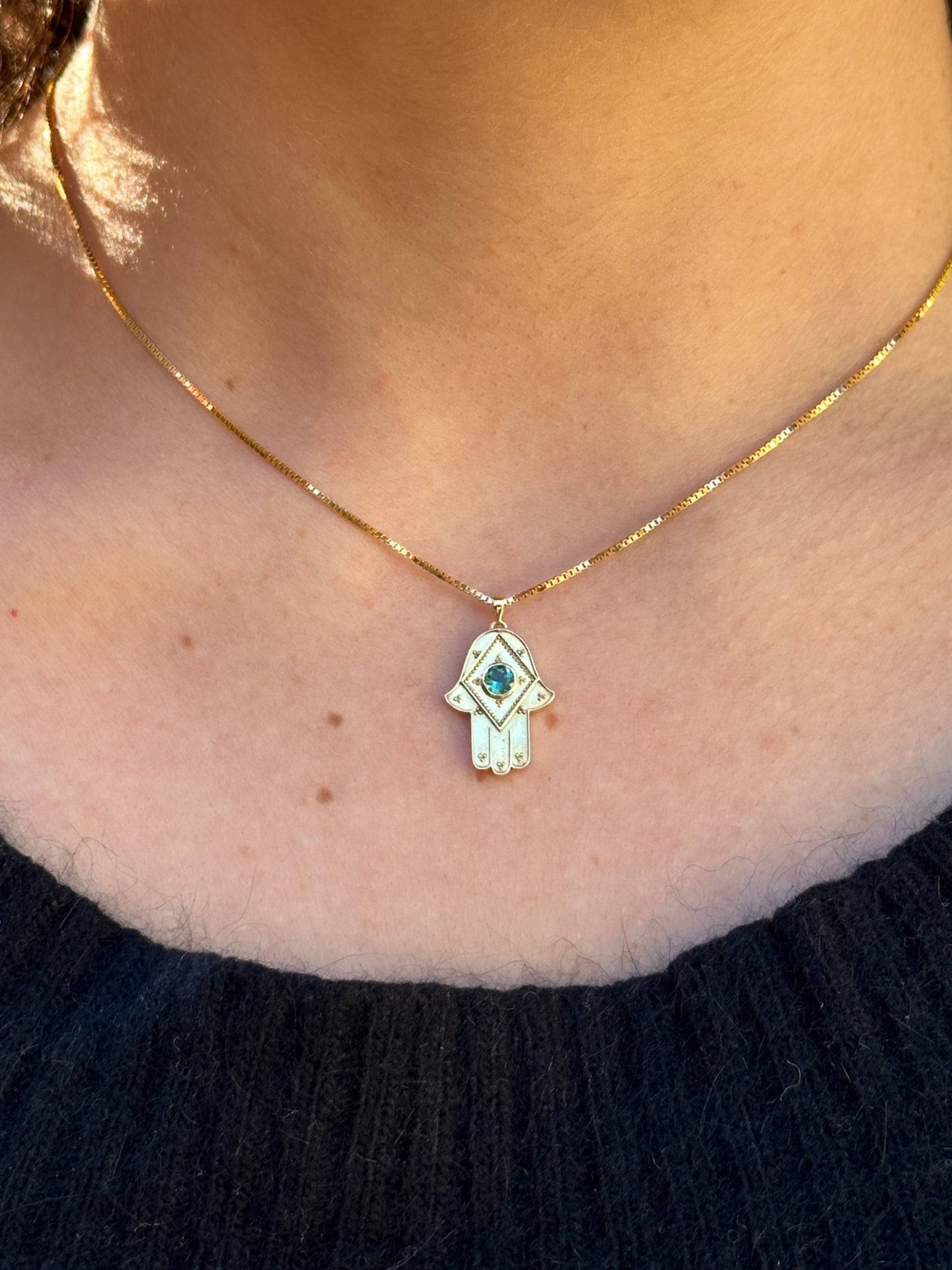 Colgante Hamsa con turmalina verde central | Colgante Hamsa Oro 18k