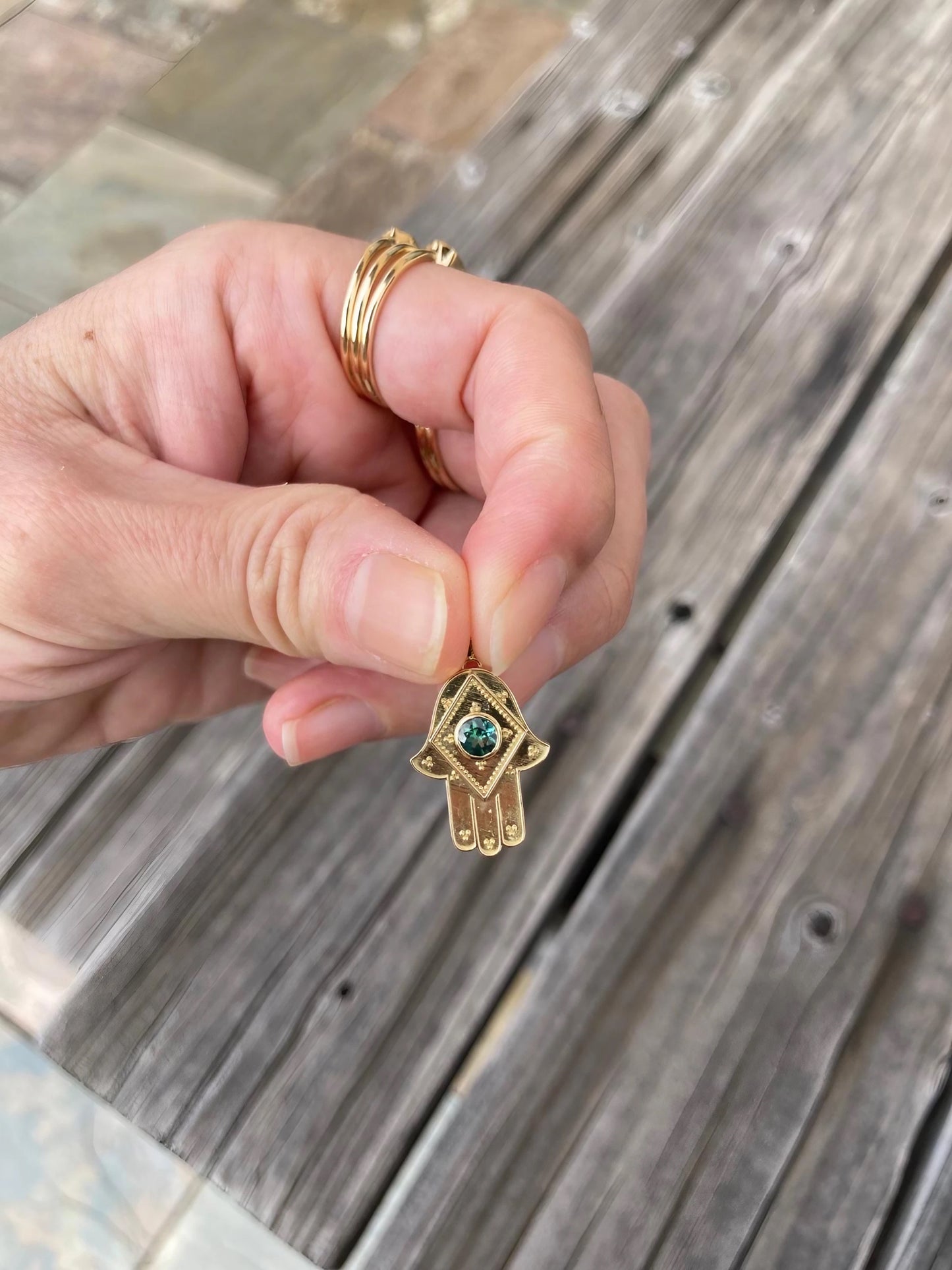 Colgante Hamsa con turmalina verde central | Colgante Hamsa Oro 18k