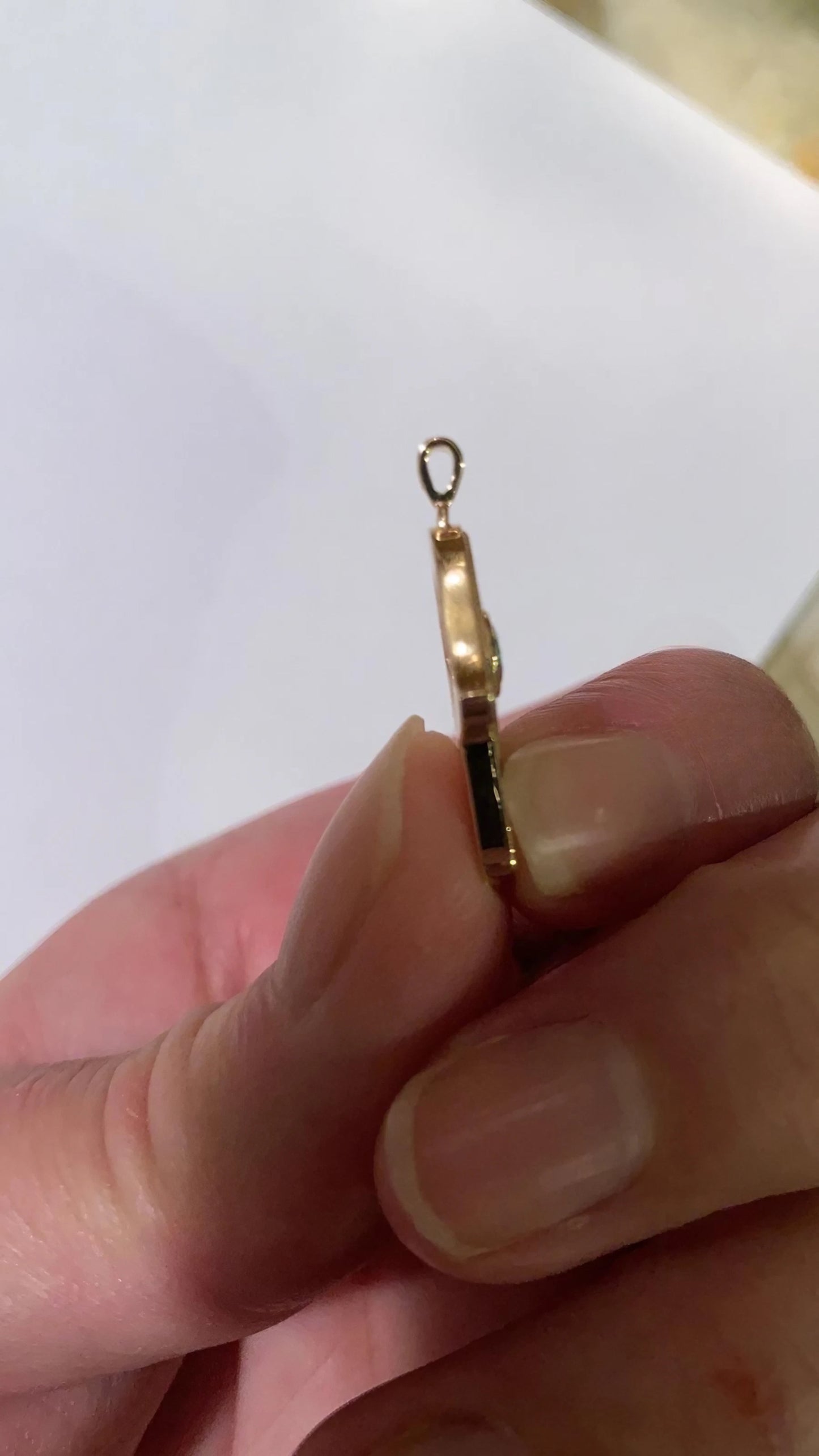 Colgante Hamsa con turmalina verde central | Colgante Hamsa Oro 18k