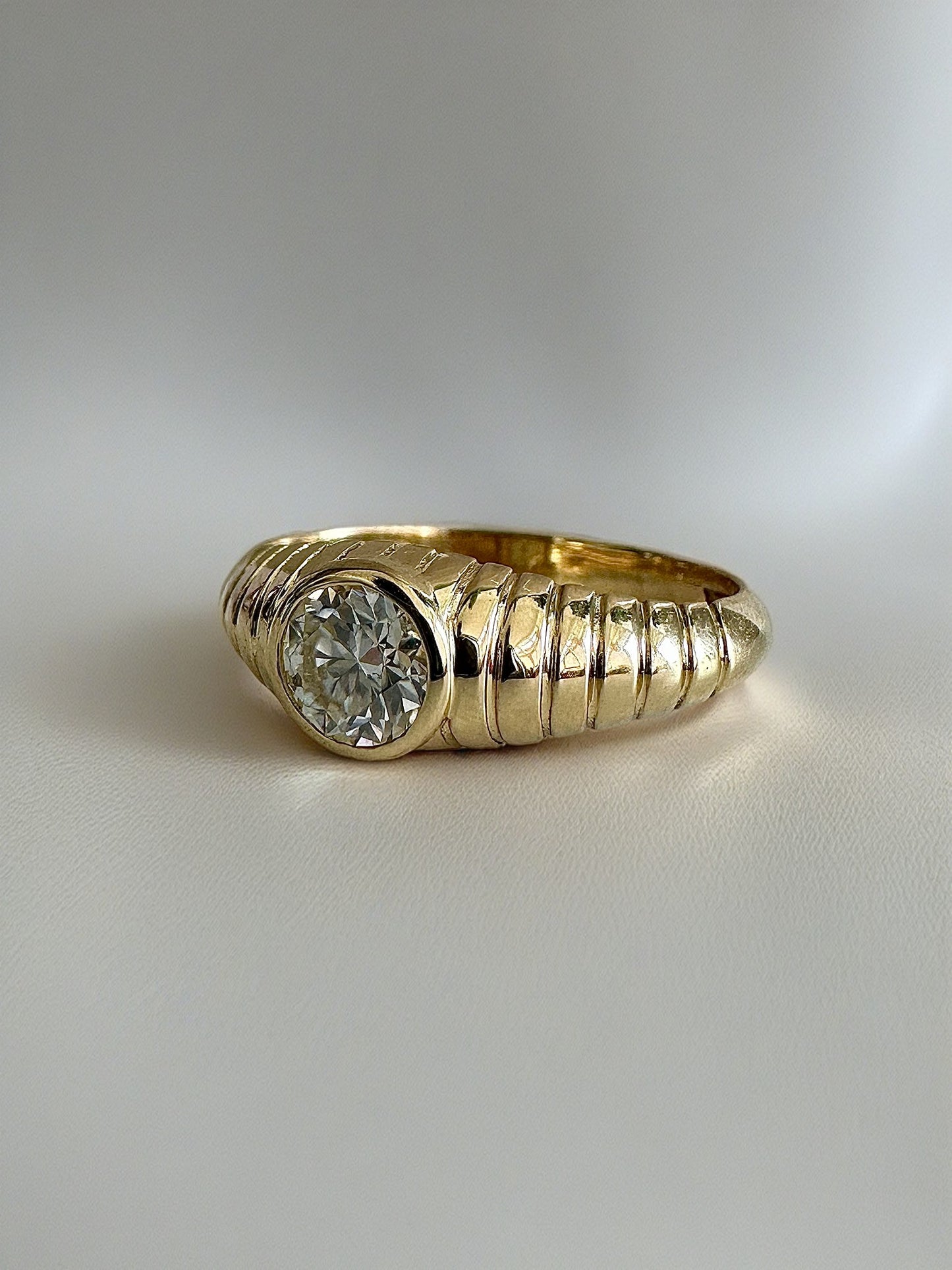 Anillo Mina Moissanite de oro de 18k