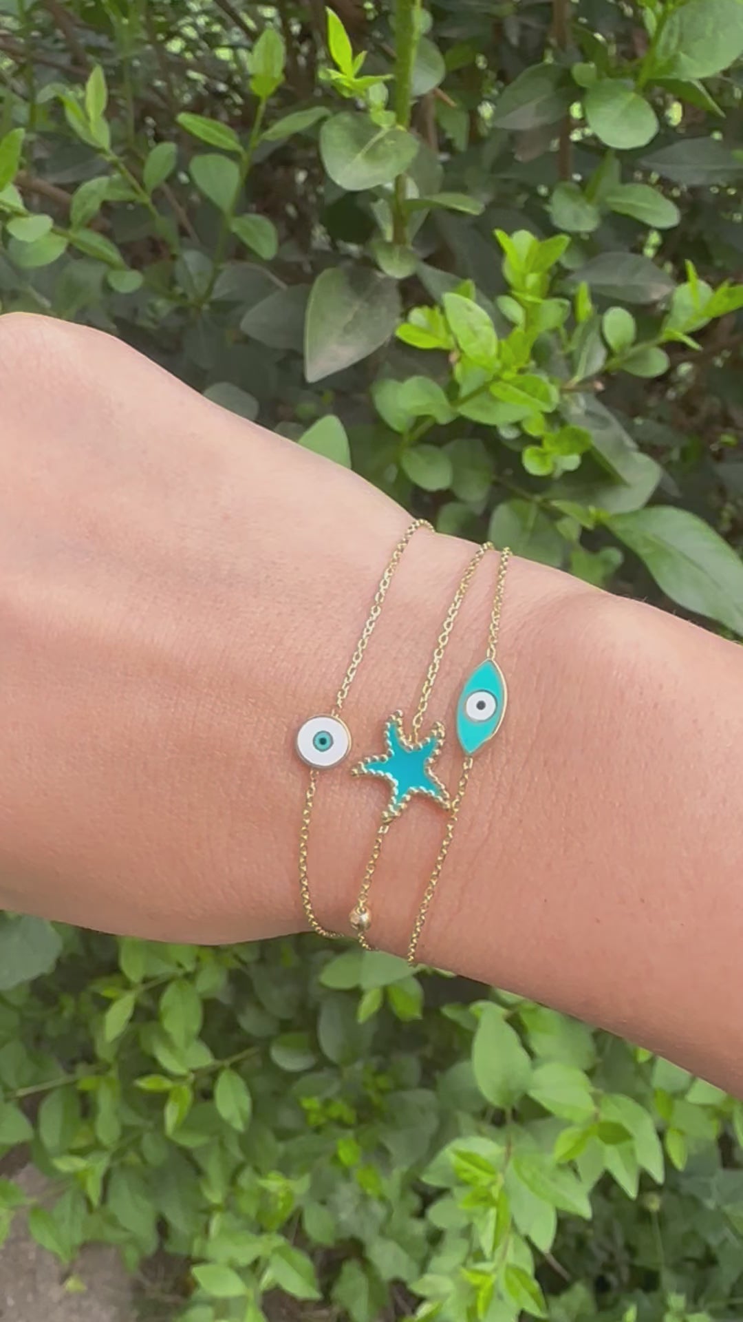 Exquisite Starfish Bracelet features a starfish charm at its center, available in Bright Turquoise and baby Pink finishes. Handcrafted in 18k gold and you can opt whether to have the charm only or an addition to a gold or enamel bead. | Ella Creations Jewelry