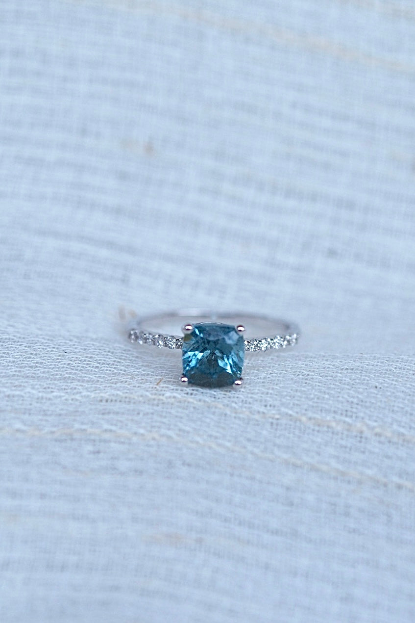 Anillo de turmalina azul natural