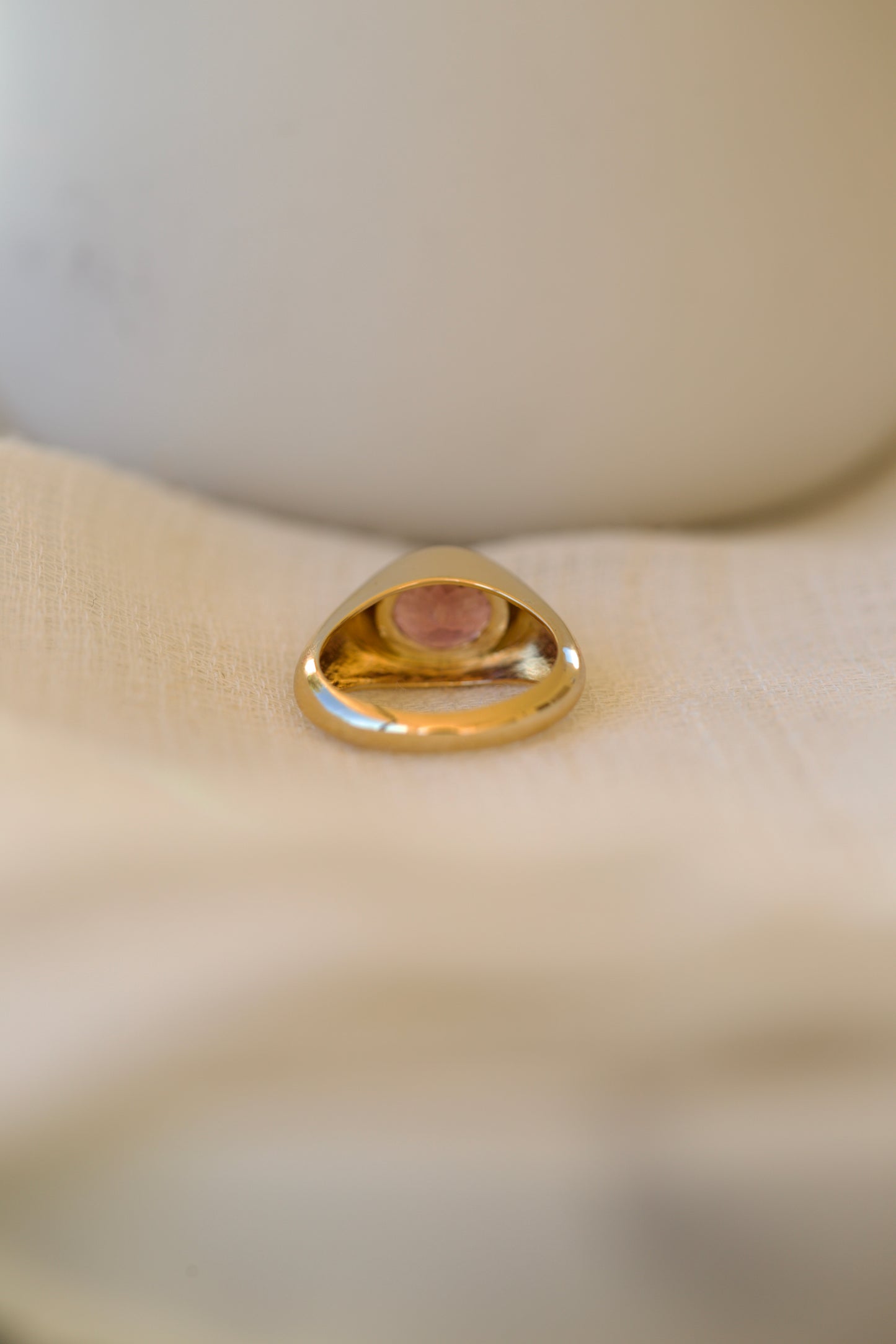 Anillo llamativo de oro de 18k con turmalina rosa