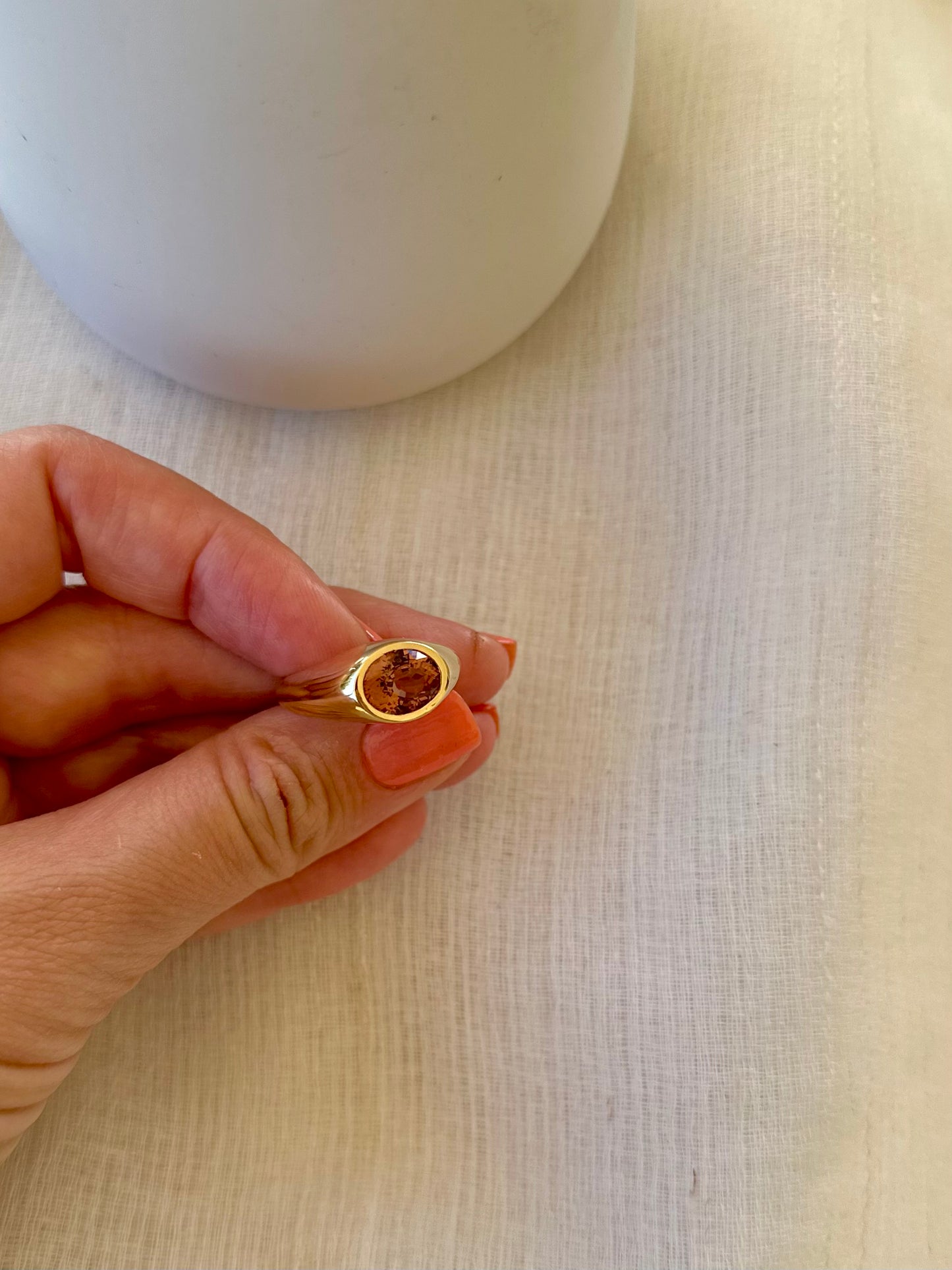 Anillo llamativo de oro de 18k con turmalina rosa