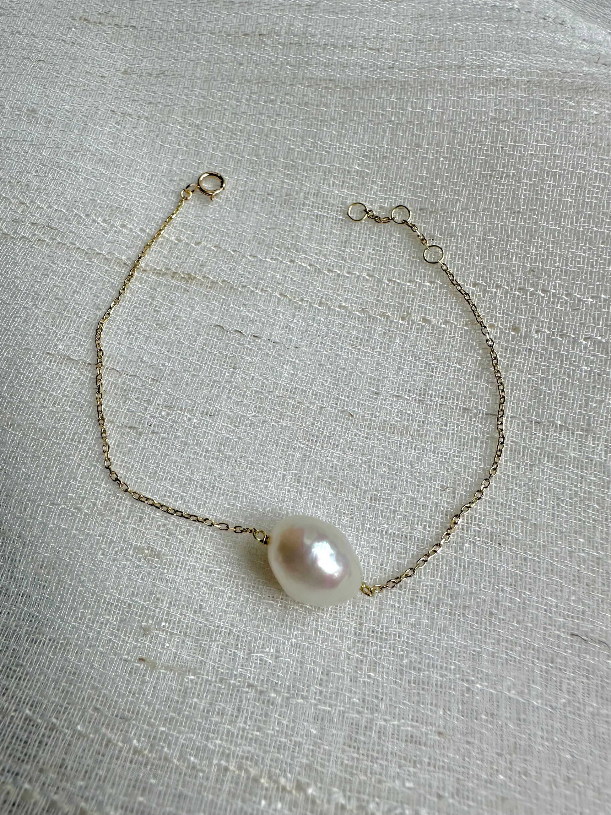 Baroque Pearl Bracelet handcrafted in 18k gold | Ella Creations Jewelry